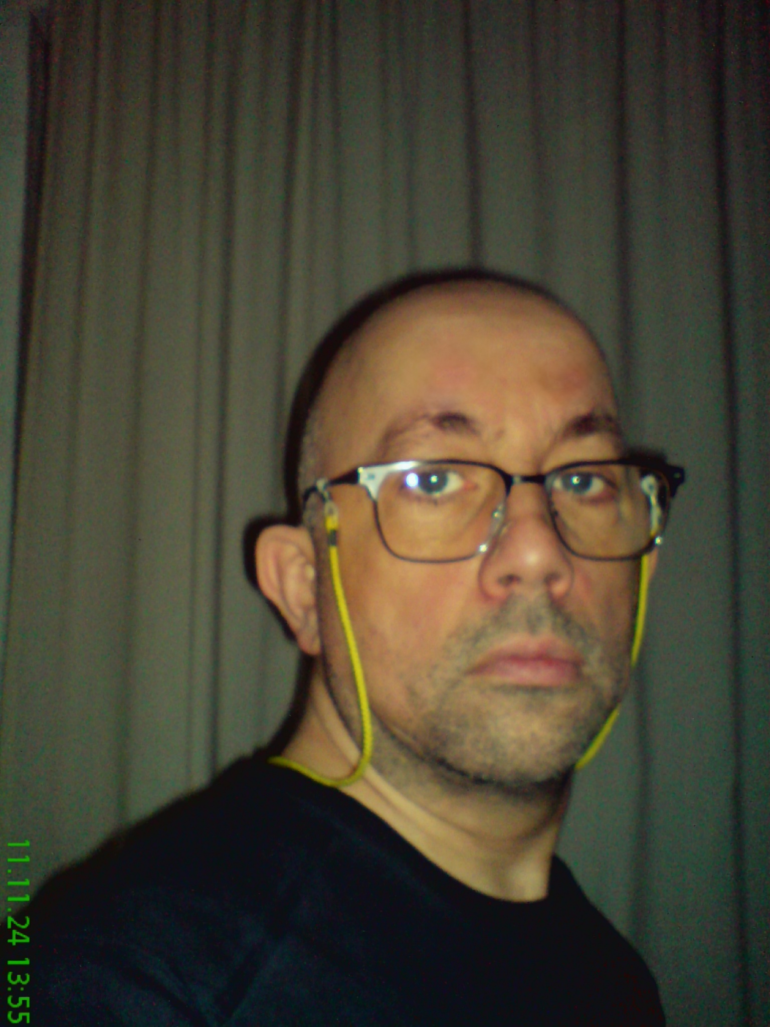 portrait eines männlichen menschens um die 50